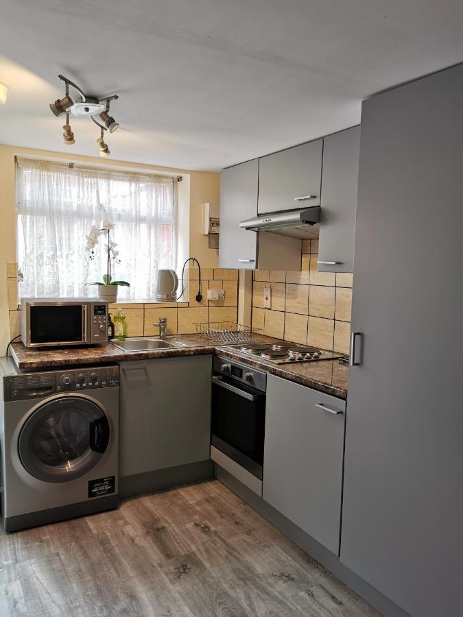 2 Bedroom Garden Flat Edmonton Buitenkant foto