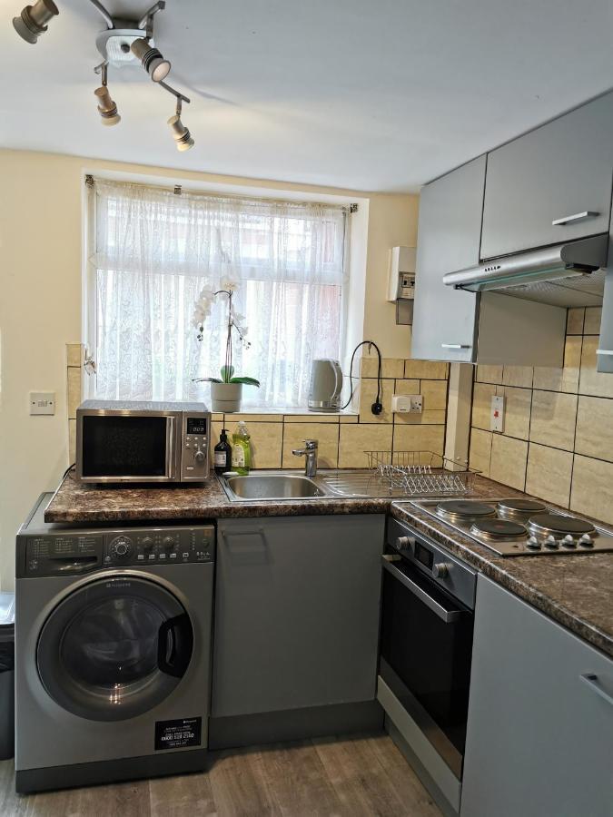 2 Bedroom Garden Flat Edmonton Buitenkant foto