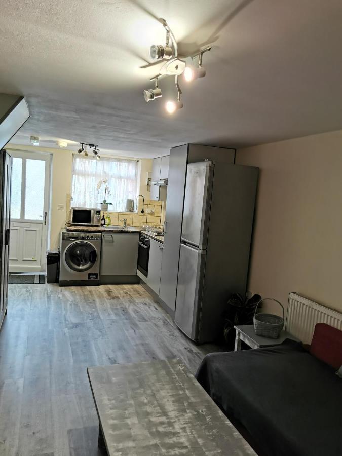 2 Bedroom Garden Flat Edmonton Buitenkant foto
