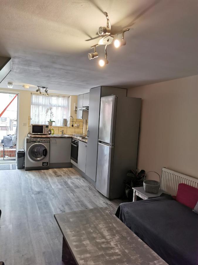 2 Bedroom Garden Flat Edmonton Buitenkant foto